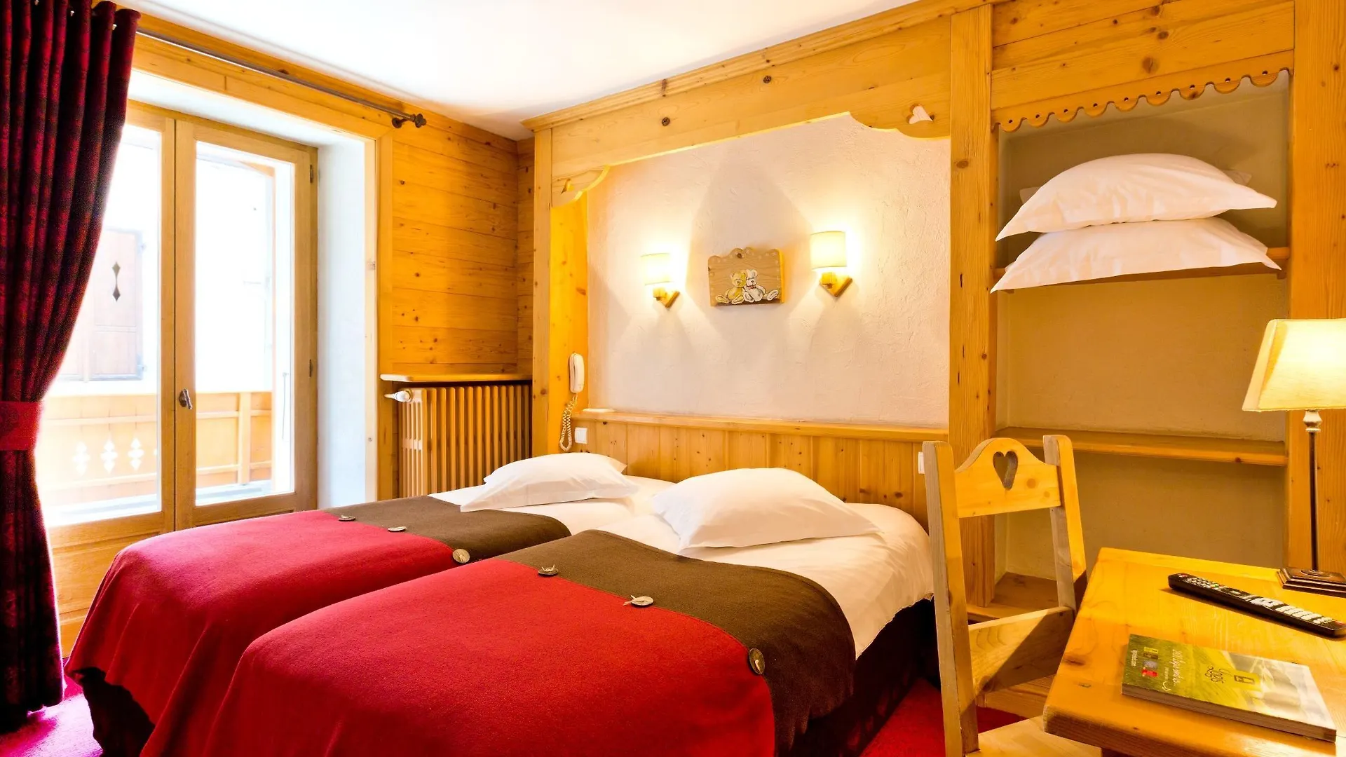 Logis La Croix-Saint-Maurice Hotel Le Grand-Bornand 3*,