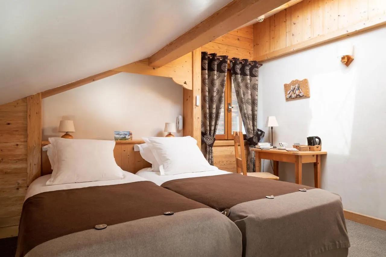 Logis La Croix-Saint-Maurice Hotel Le Grand-Bornand 3*,