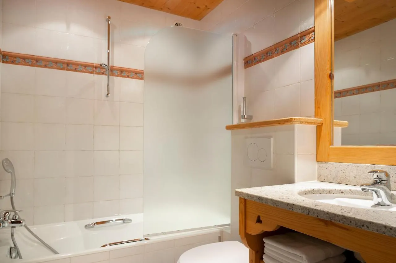 Logis La Croix-Saint-Maurice Hotel Le Grand-Bornand 3*,